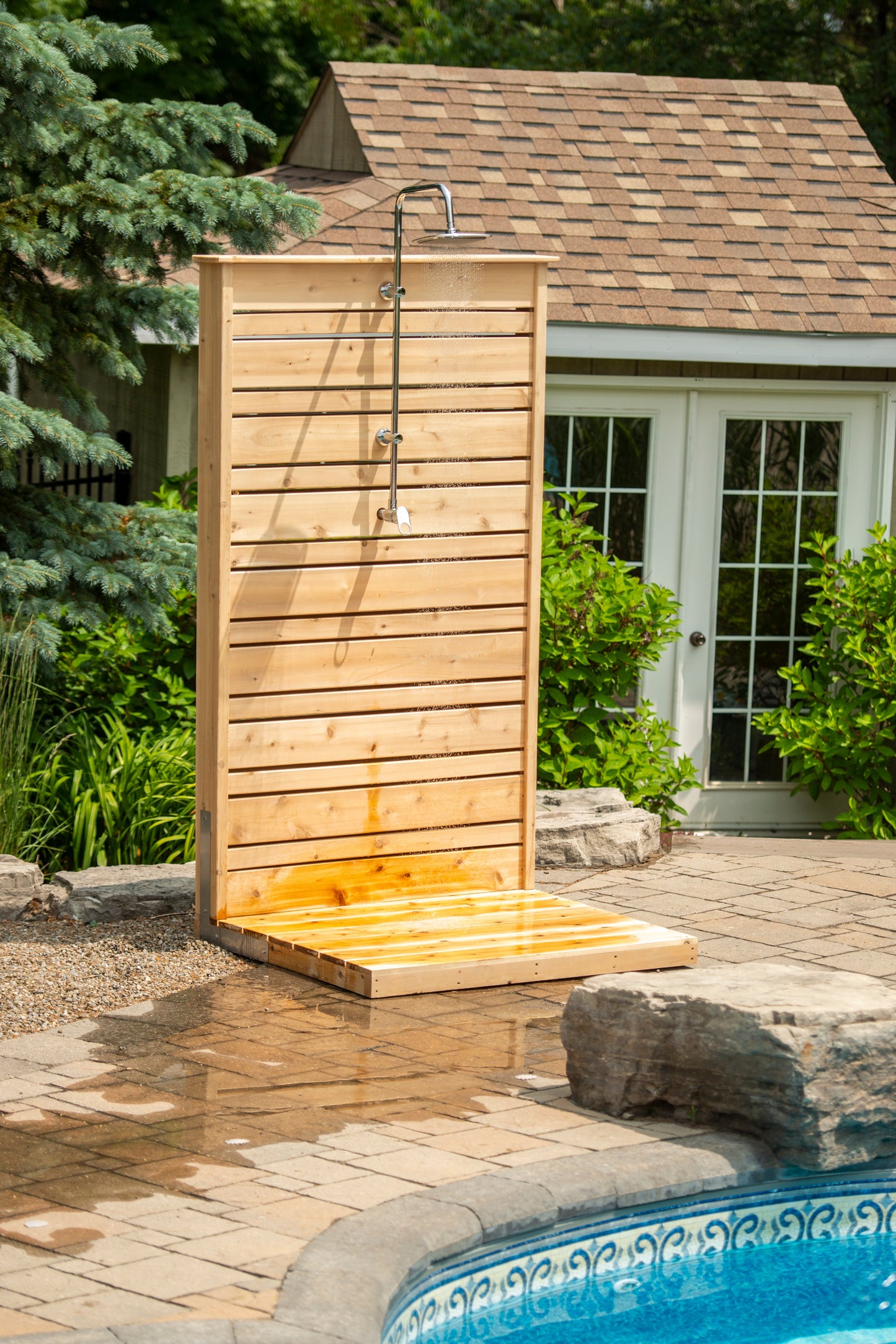 Dundalk Canadian Timber Savannah Standing Outdoor Shower  40" x 40" Platform