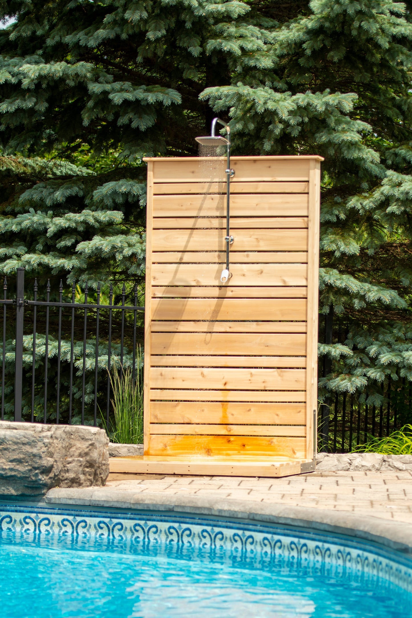 Dundalk Canadian Timber Savannah Standing Outdoor Shower  40" x 40" Platform