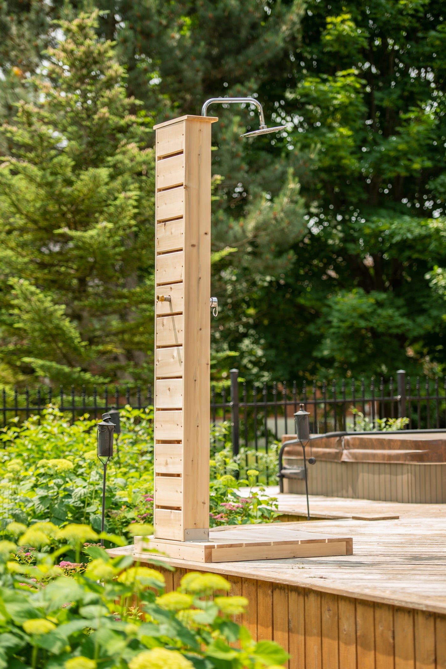 Dundalk Canadian Timber Sierra Pillar Outdoor Shower  31" x 31" Platform