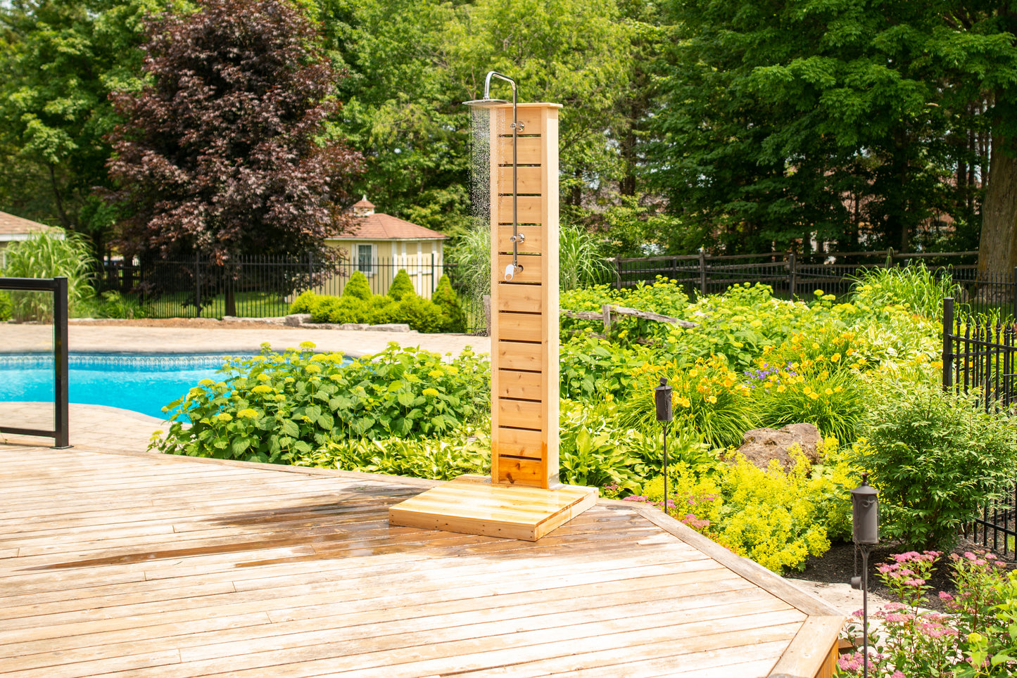Dundalk Canadian Timber Sierra Pillar Outdoor Shower  31" x 31" Platform